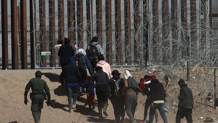 Migrantes en la frontera entre México y Estados Unidos. Foto: EFE.