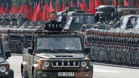 Xi Jinping en desfile militar. Foto Twitter @delageopolitica.