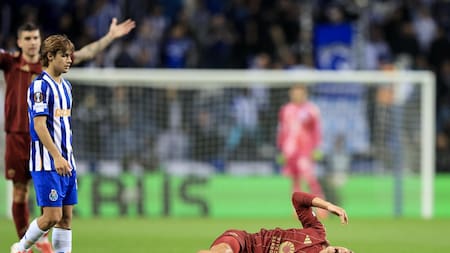 Lesión de Paulo Dybala en el duelo entre Porto y Roma por la Europa League. Foto: EFE.