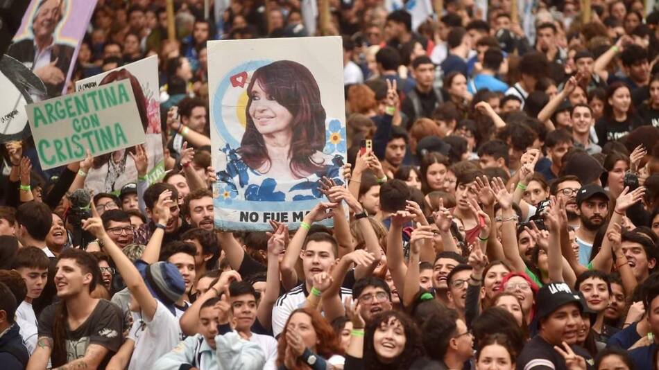 Una multitud espera por Cristina Fernández de Kirchner en Plaza de Mayo: Foto: Prensa.