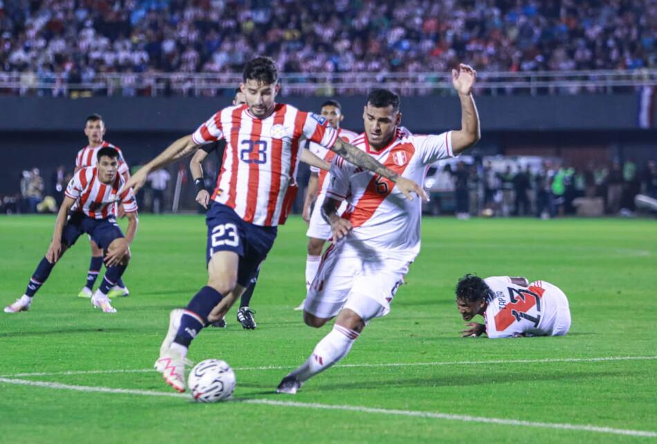 Paraguay vs Perú. Foto: Twitter @Albirroja.