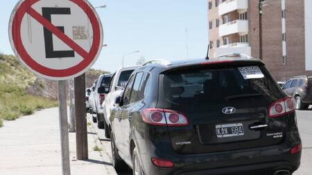 Las dificultades para poder estacionar cerca del hogar de las personas es una constante de los porteños. Foto: X.
