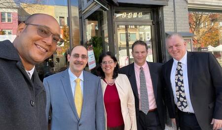 La diplomática con las personas con las que iba a reunirse. Foto Twitter @jorgeDBL.