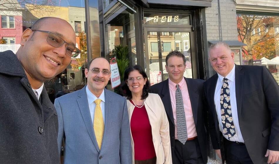 La diplomática con las personas con las que iba a reunirse. Foto Twitter @jorgeDBL.