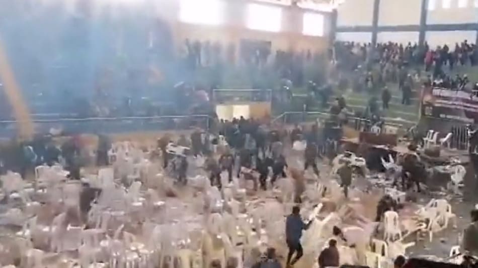 Golpes y sillazos en congreso del MAS en Bolivia. Foto: captura.