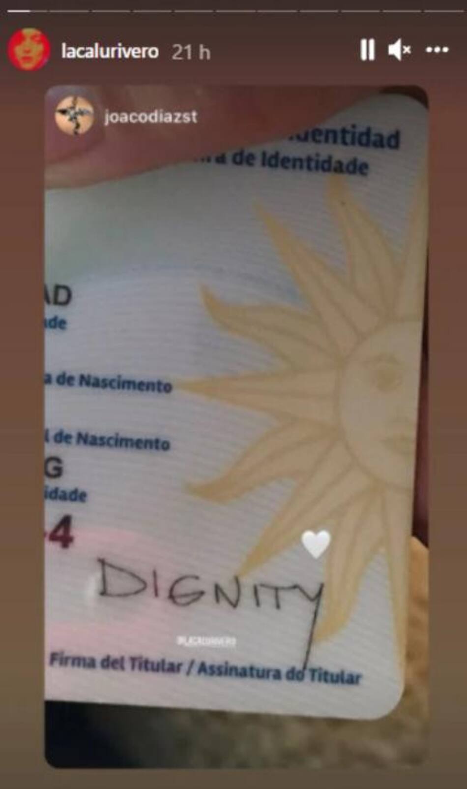 Documento de Calu Rivero con la firma de Dignity
