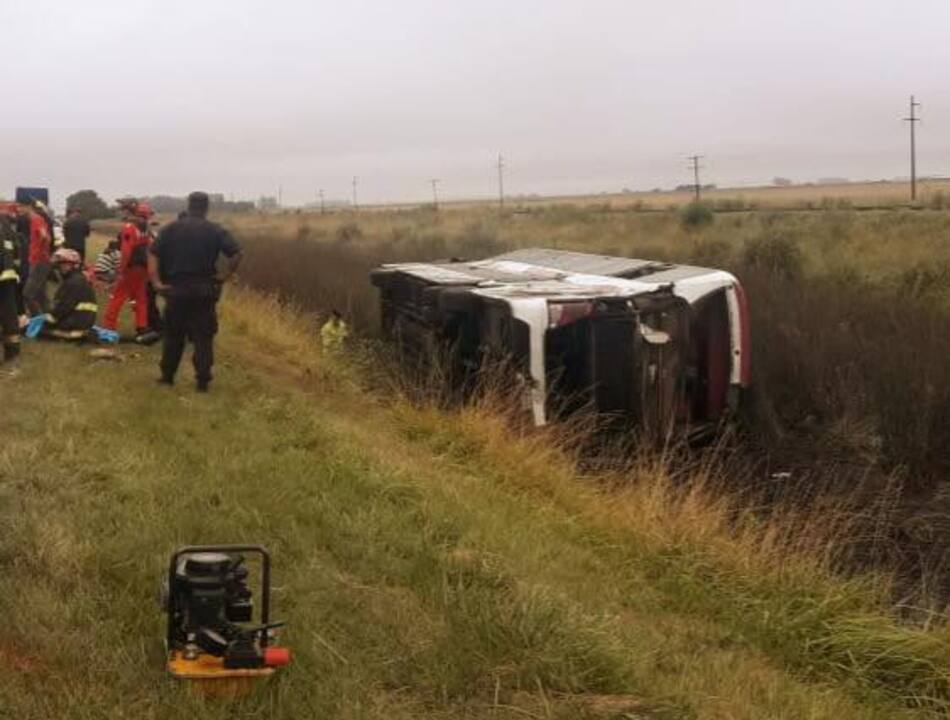 Vuelco de micro ruta 2 rumbo a Mar del Plata