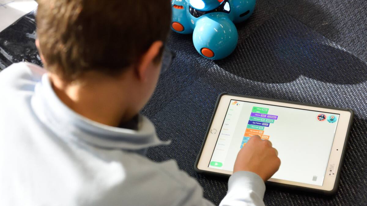 Advierten un peligro de la inteligencia artificial relacionado con niños. Foto: Unsplash.