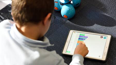 Advierten un peligro de la inteligencia artificial relacionado con niños. Foto: Unsplash.