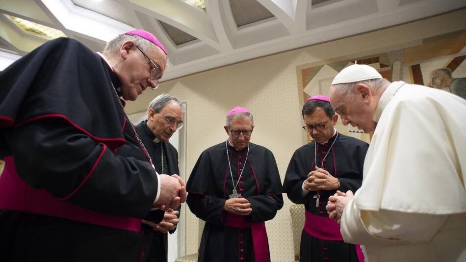 Papa Francisco con los cardenales, Vaticano, Reuters