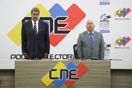Nicolás Maduro junto al presidente del Consejo Nacional Electoral. Foto: EFE.