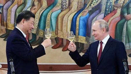 Vladimir Putin brindando con su par chino Xi Jinping durante una recepción en el Kremlin en Moscú_ Rusia._ 21 marzo 2023_Foto Reuters