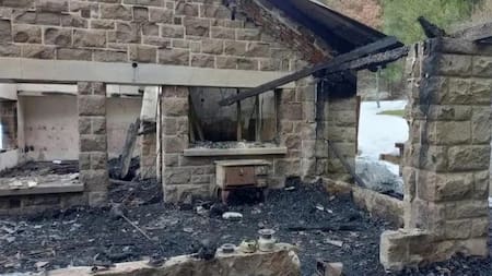 Propiedad destruida en los últimos ataques en Villa Mascardi. Foto: Diario Río Negro.