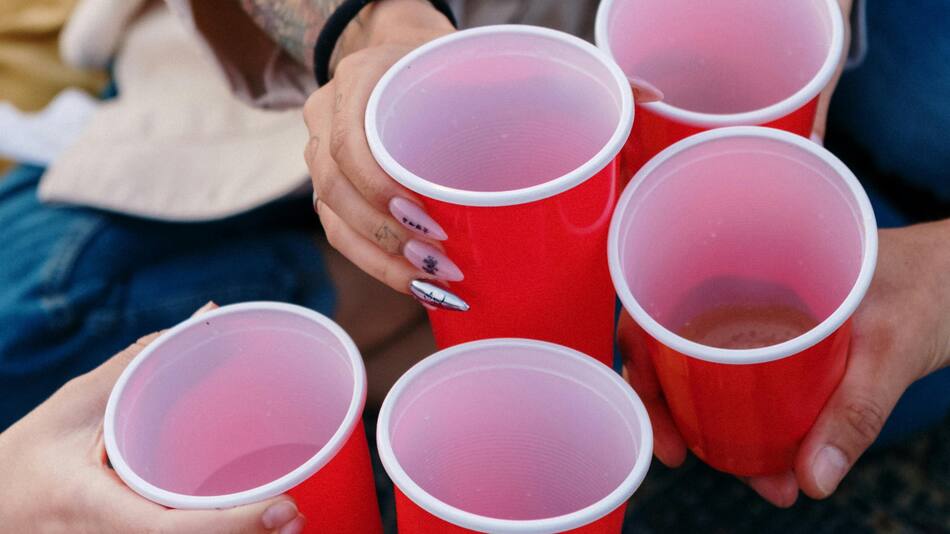El consumo de bebidas en plástico puede perjudicar a la salud. Foto: Pexels.