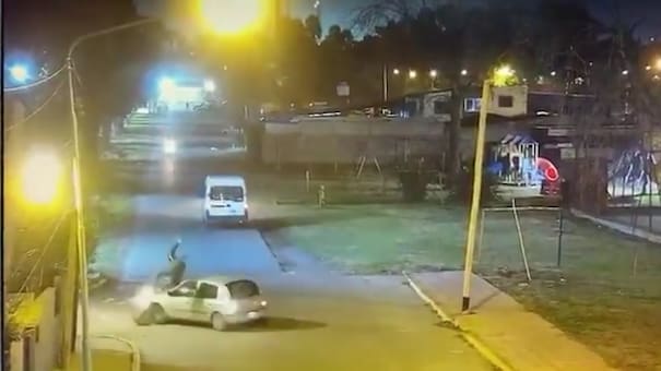 Un motociclista salió despedido tras chocar contra un auto en Ensenada: el video del accidente