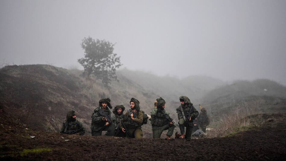 Soldados israelíes en la frontera en el Líbano. Foto: Reuters.