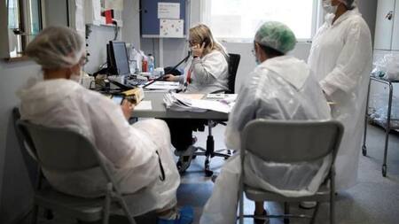 Trabajo de científicos contra el coronavirus en Francia, REUTERS