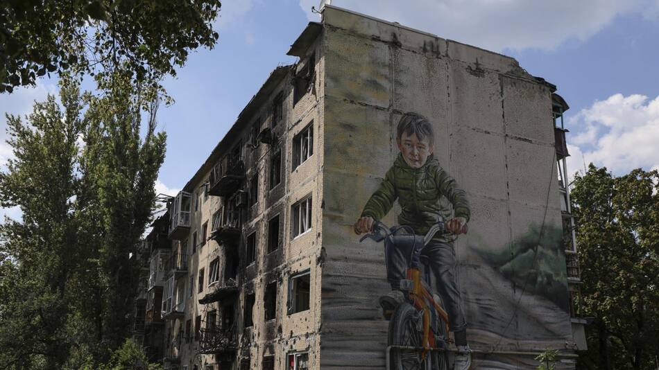 Adolescentes de Ucrania deportados denunciaron que solo recibían ropa si cantaban el himno ruso. Foto: EFE.
