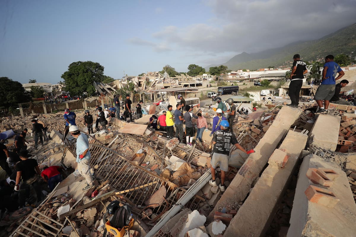Tareas de rescate en Venezuela tras los terremotos.