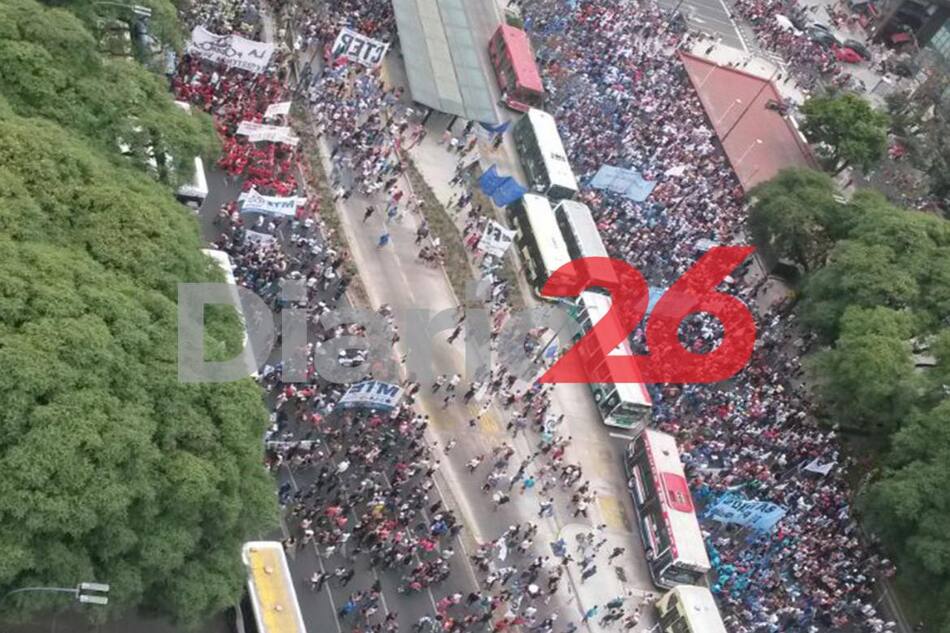 Corte total en la Avenida 9 de Julio - contra reformas de Gobierno