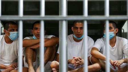 Prisioneros de El Salvador. Foto: Reuters/Jose Cabezas