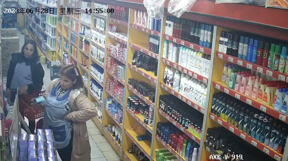 Maestras mecheras robaron un supermercado chino. Foto: captura cámara de seguridad.