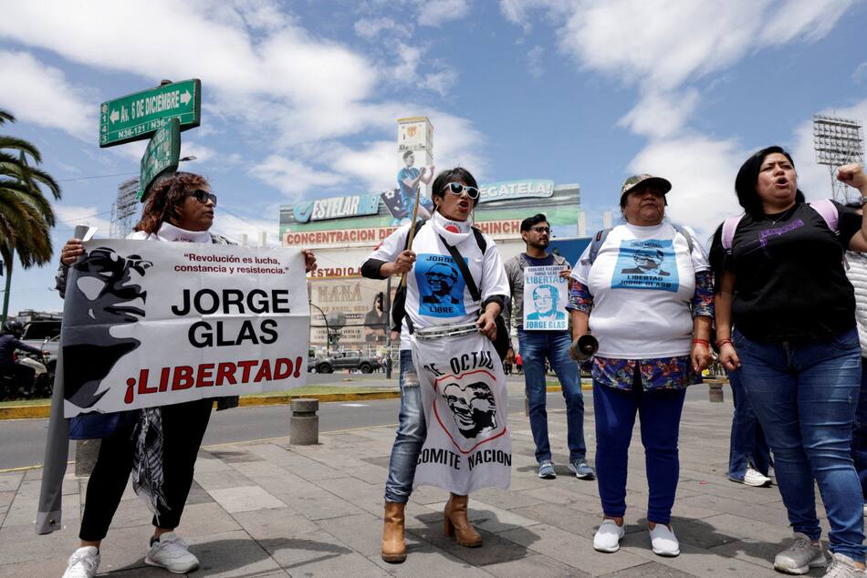 Protesta en Hospital de Guayaquil donde está Jorge Glas. Foto: Reuters.