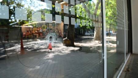 Balazo en el supermercado de la familia de Roccuzzo. Foto: Télam.