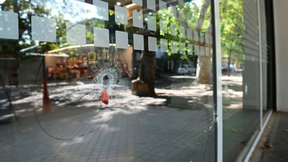 Balazo en el supermercado de la familia de Roccuzzo. Foto: Télam.