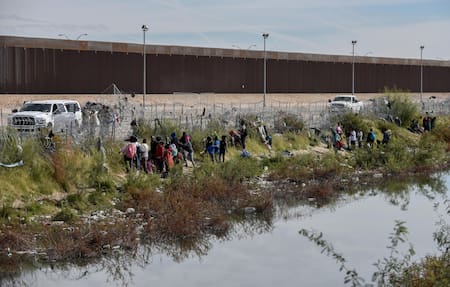 Cientos de migrantes quedan varados con temperaturas bajo cero en el río Bravo entre México y los Estados Unidos. EFE