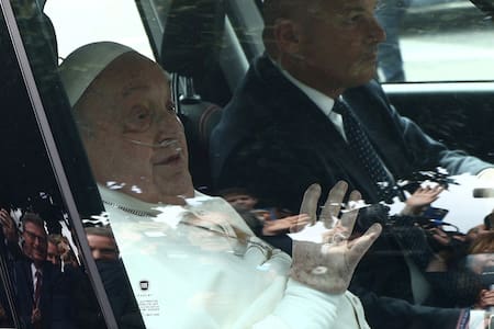 Saludo del papa Francisco. Foto: REUTERS/Guglielmo Mangiapane