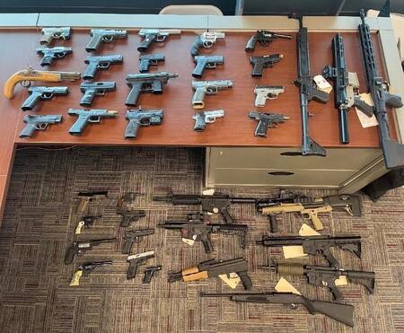 Las armas incautadas a 16 miembros del Cartel de Sinaloa. Foto: EFE.