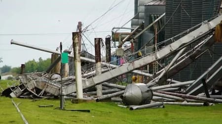 Cortes de luz, caída de árboles y voladuras de techos: un feroz temporal causó destrozos en el sur de Santa Fe