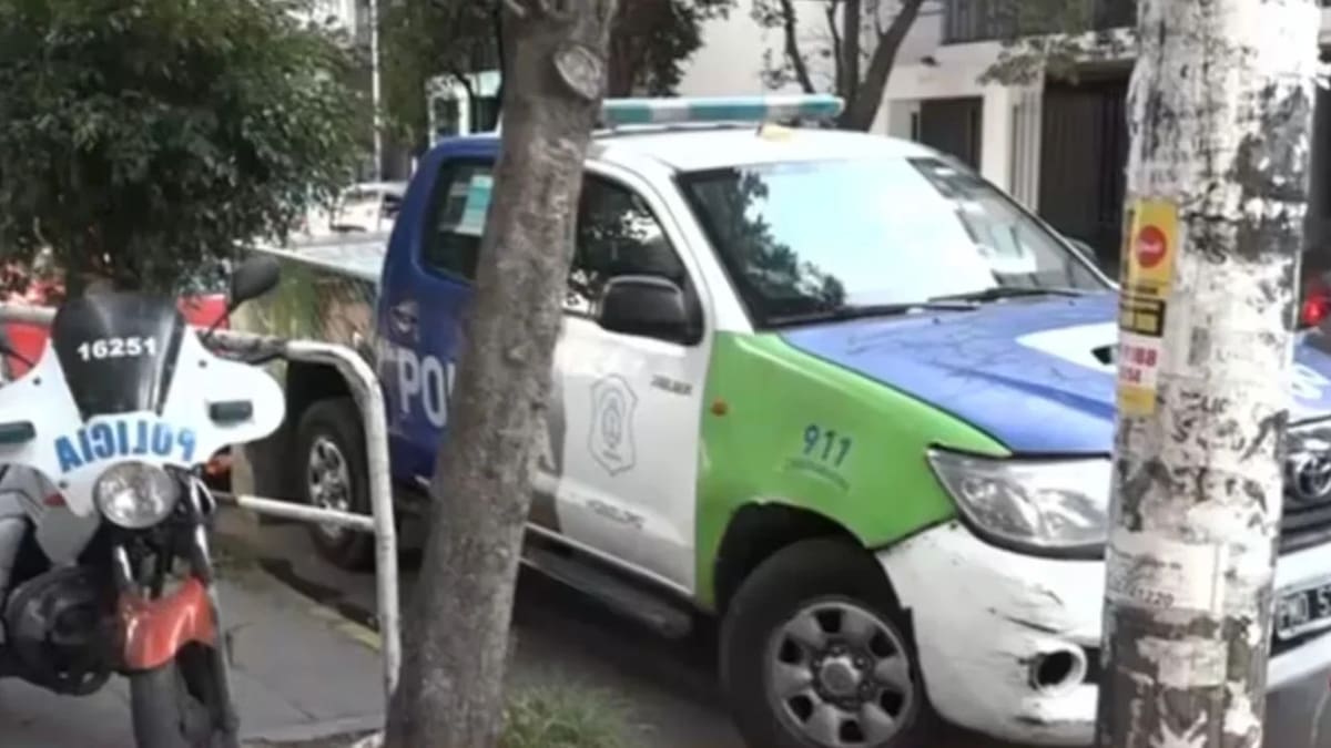 Un patrullero de la Comisaría 3° acudió al lugar tras la llamada de la hija de la víctima. Foto: NA.