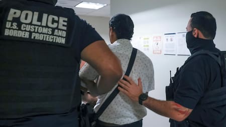 Agentes federales realizando un arresto en la corte de inmigración en Nueva York (Estados Unidos).