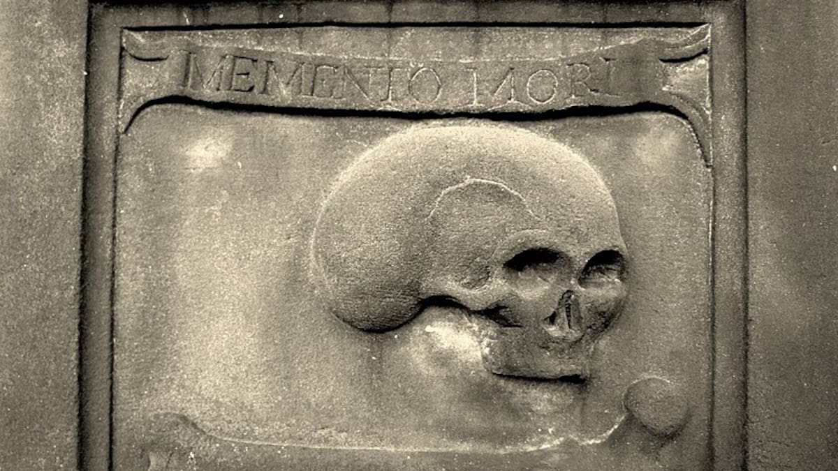 La frase que trasciende épocas y culturas, "memento mori".