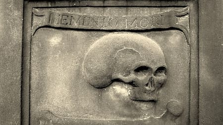 La frase que trasciende épocas y culturas, "memento mori".