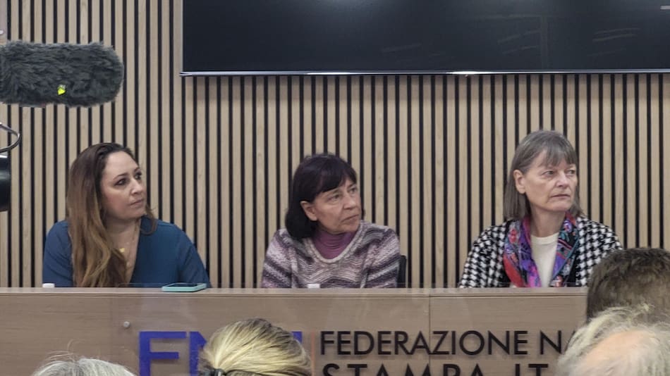 La abogada Laura Sgró, Gloria Branciani, y Mirando Kovav. Foto: EFE