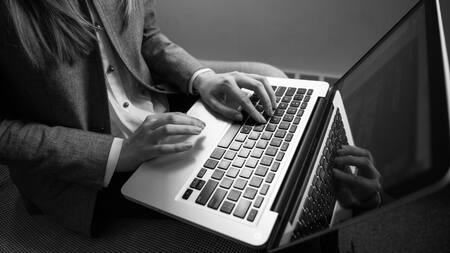 Alertan sobre el peligro de las "novias virtuales" impulsadas con IA. Foto: Unsplash.