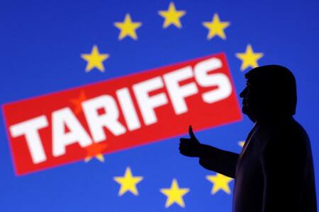 Donald Trump y la bandera de la Unión Europea, aranceles. Ilustración: Reuters/Dado Ruvic
