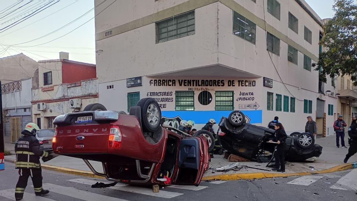 Brutal accidente en Mataderos: choque, vuelco y varios heridos con politraumatismos