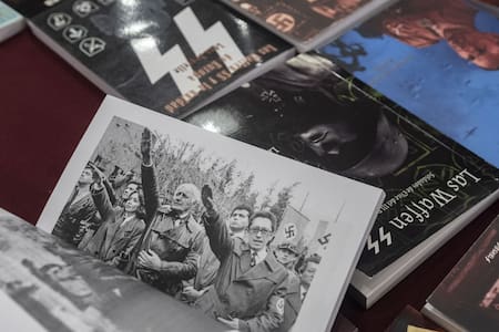 El interior de uno de los libros secuestrados. Foto: Télam