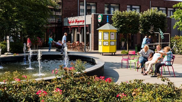 El pueblo ficticio diseñado para personas con Alzheimer: calles, bares y teatros en una realidad adaptada