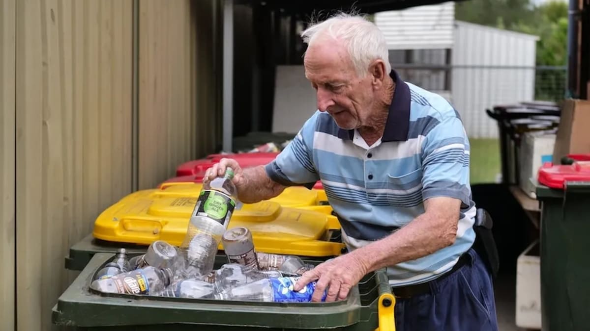 Un jubilado dedicaba 45 horas semanales a reciclar latas y botellas: con el paso de los años, recaudó el equivalente a $108 millones para ayudar a perros abandonados