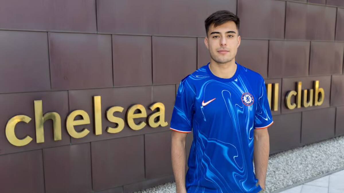 Aaron Anselmino en su llegada a Londres. Foto: X @ChelseaFC