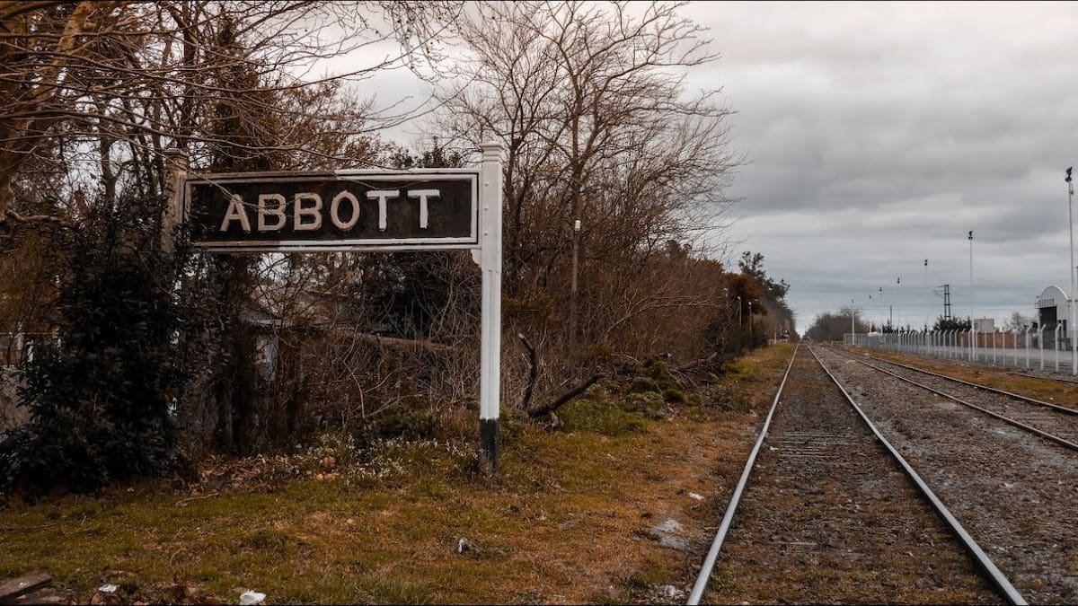 De almacén de campo a hotel boutique: la historia del pueblito bonaerense que se reinventó tras el abandono del ferrocarril