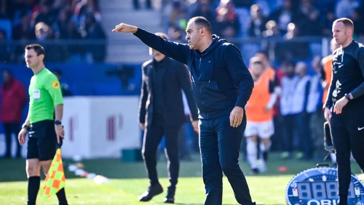 Abdel Bouhazama, entrenador del Angers. Foto: Twitter/Angers