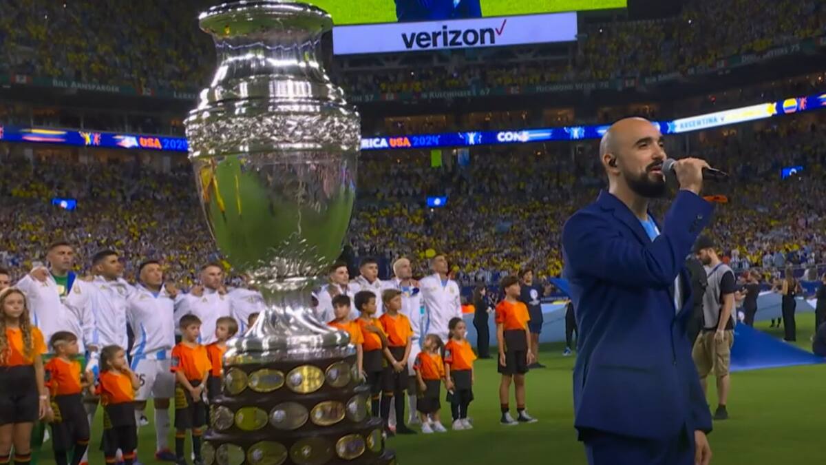 Abel Pintos cantó el himno argentino en la final de la Copa América 2024 y se vivió un emotivo momento
