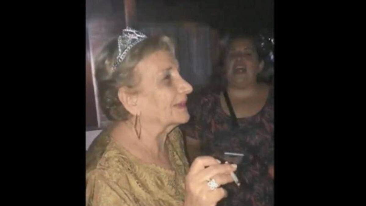 Abuela de 80 años fumando marihuana con sus nietos, Twitter @Mate_Bossio