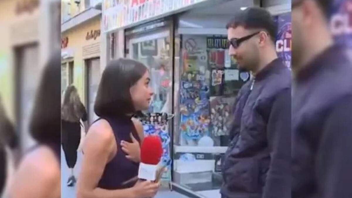 Abuso callejero contra una periodista que transmitía en vivo en la televisión española. Foto: Captura de video.